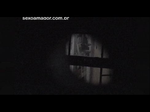 ❤️ Blondie blir hemligt videofilmad av en voyeur från grannskapet gömd bakom ihåliga tegelstenar ❤️❌ Fuckingvideo at us ❌️