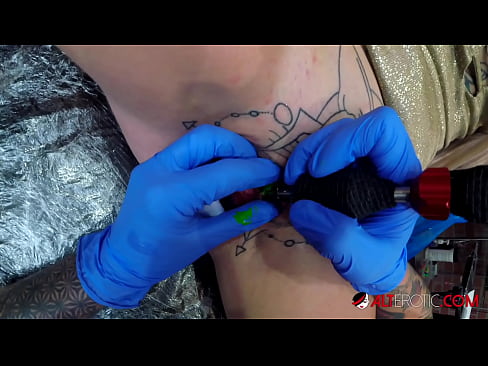 ❤️ Extremt tatuerade snyggingen Sully Savage fick en tatuering på sin klitoris ❤️❌ Fuckingvideo at us ❌️