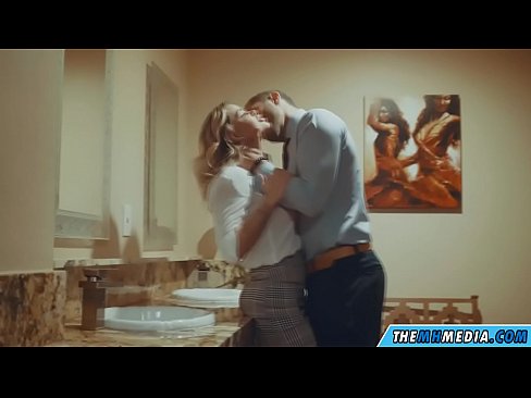 ❤️ När en bystig blondin förför dig på en offentlig toalett ❤️❌ Fuckingvideo at us ❌️